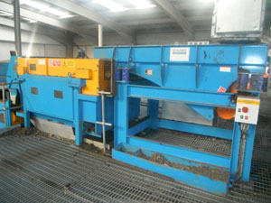 Vibratory feeder feeding an ECS